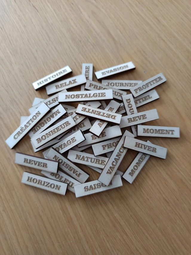 Mots en carton bois gravés 