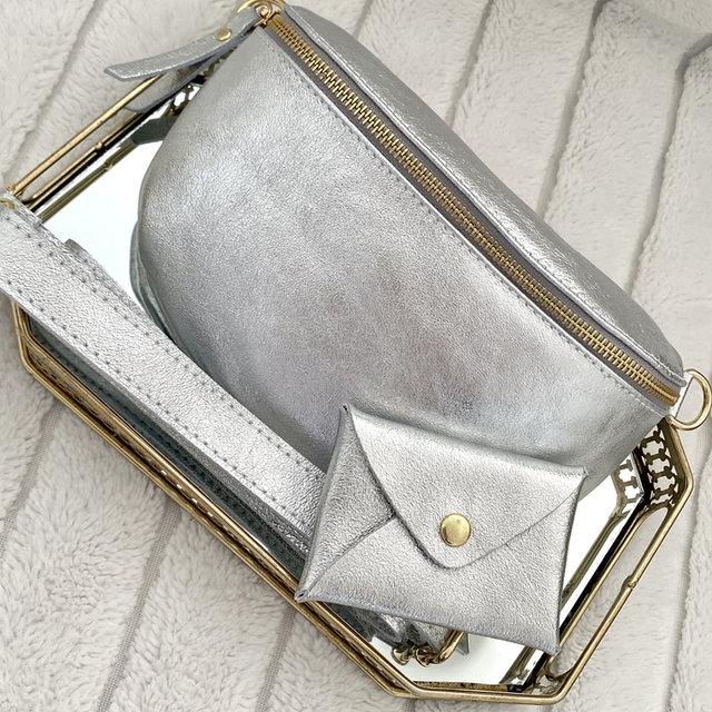 Le sac banane « INDISPENSABLE » en cuir argent 