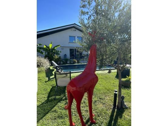 SCULPTURE GIRAFLE ROUGE 210 CM