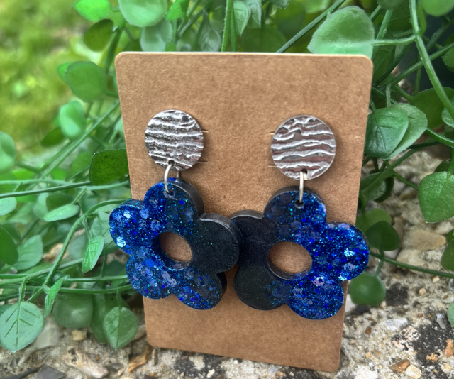 Boucles d’oreilles résine bleu noir et argenté à paillettes 
