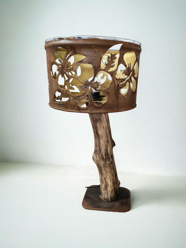 Lampe en bois flotté et baril d'huile recyclé effet rouille 