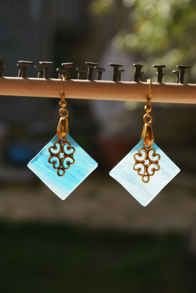 Boucles d&#039;oreilles en verre bleu. 