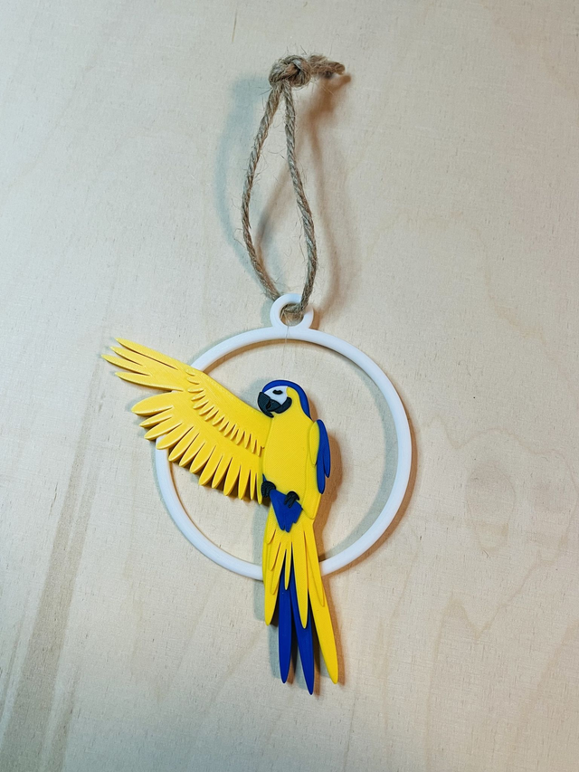 Ornament Blauw-gele Ara – 7,5 cm