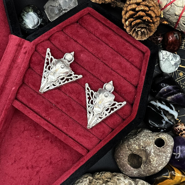 Raven skull Collar Pin