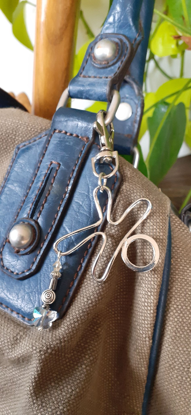 Gison Bijoux de Sac à main, argenté, bonhomme avec suspension de petites perles.