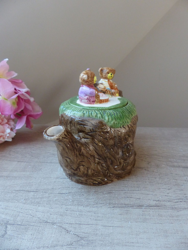 Ancienne Théière en Céramique Couple d'Oursons en Pique-Nique sur Tronc d'Arbre