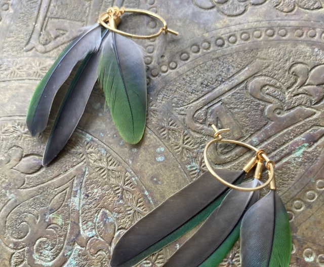 Boucle d’oreille créoles fine en plumes d’inséparables vertes et grises