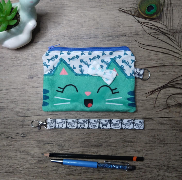 Green cat zip purse with wrist strap 
