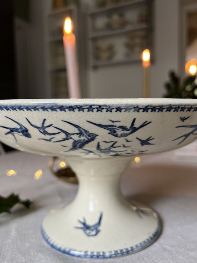 HIRONDELLES - Superbe grand compotier signé Creil & Montereau - Terre de Fer