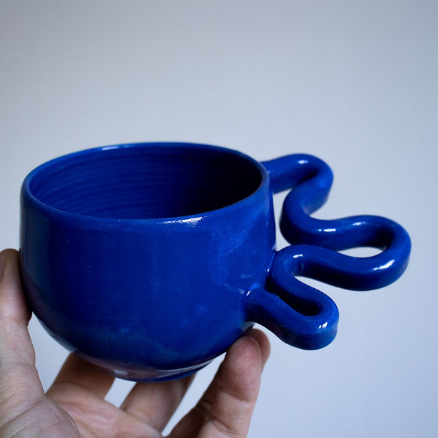 Tasse bleue électrique, anse biscornue