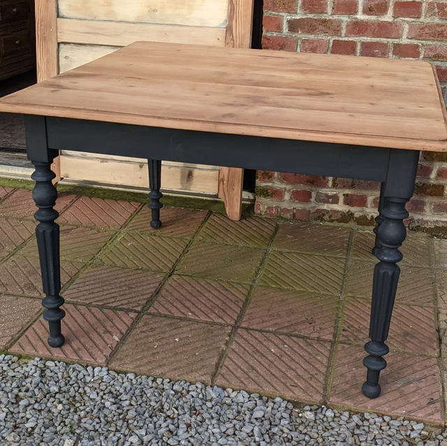 Table carré en merisier