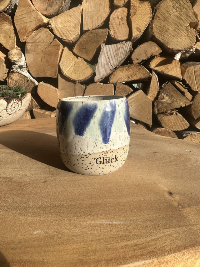 Keramikbecher „Glück“ – handgemacht & blau glasiert