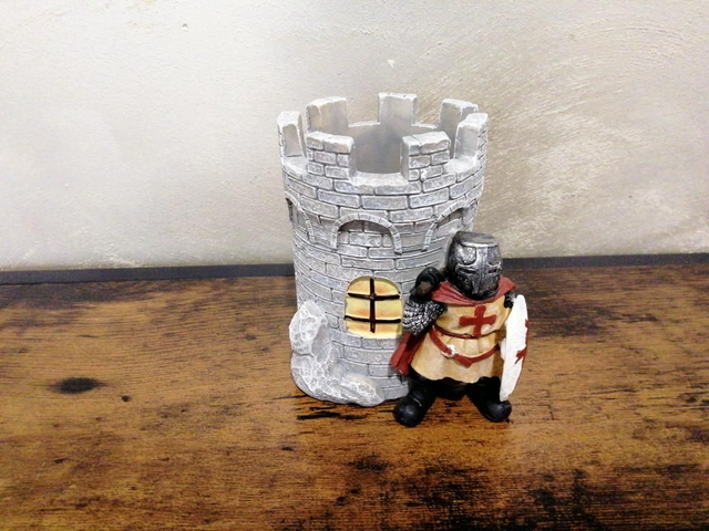 Pot à crayon chevalier 
