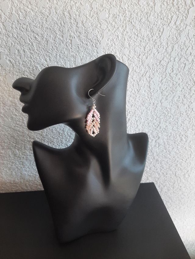 Boucle d&#039;oreilles feuille rose- nuance  en perle rocaille  incrustés de perles cristal  boucle en acier inoxydable argenté		 		