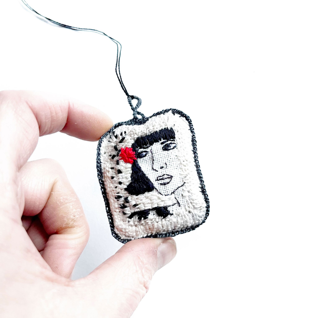 Petit portrait de femme brodé main