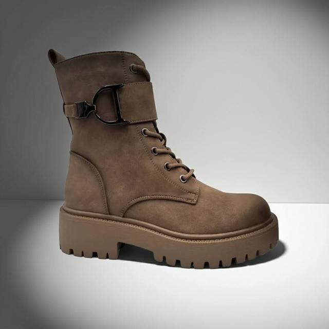 D-Buckle Boots - Brown