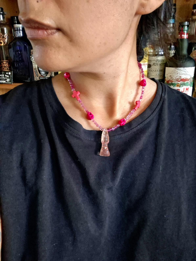 Petit collier Santa Muerte rose
