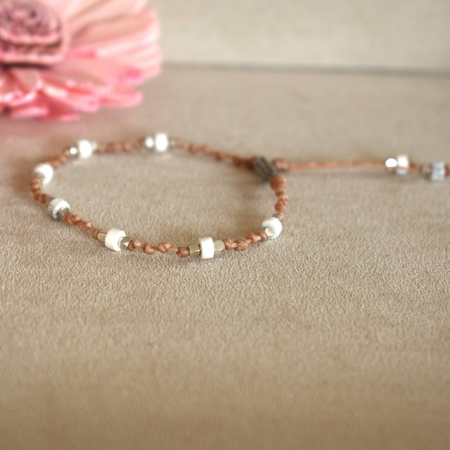 Bracelet chakra couronne en howlite et fil sable 