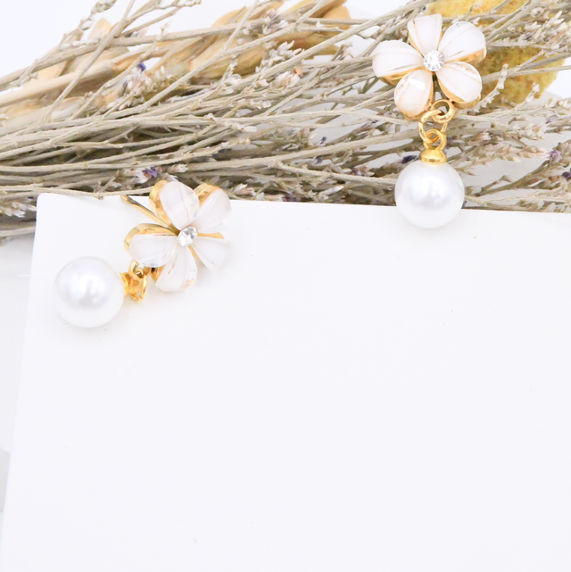 Boucle marguerite perle 