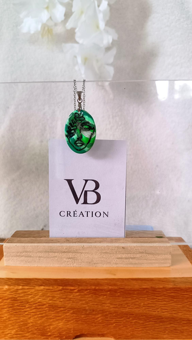 Collier pendentif ovale vert visage 