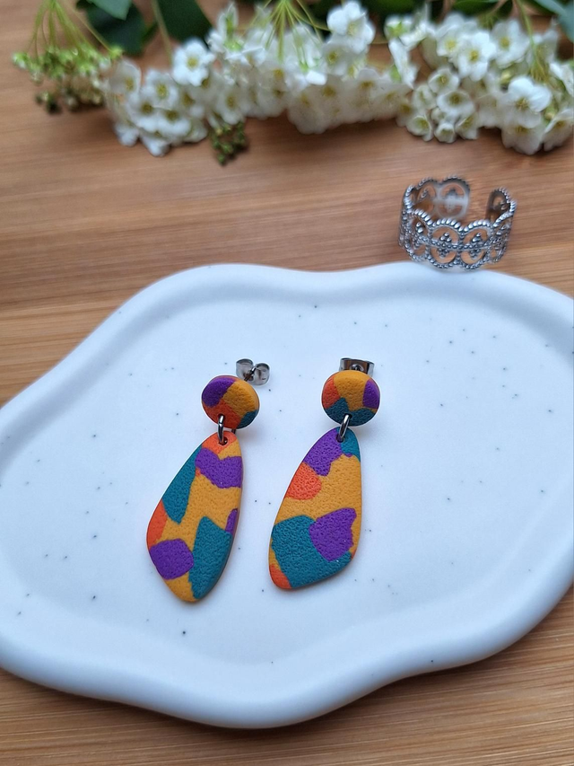 Tess - Explosion de couleurs (fond jaune)