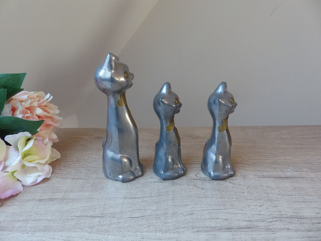 Figurines de Collection – Trois Chats Siamois avec Cravates, Étain et Laiton, Vintage Rare 1940 - Décoration Anciens Chats Hong Kong 1940