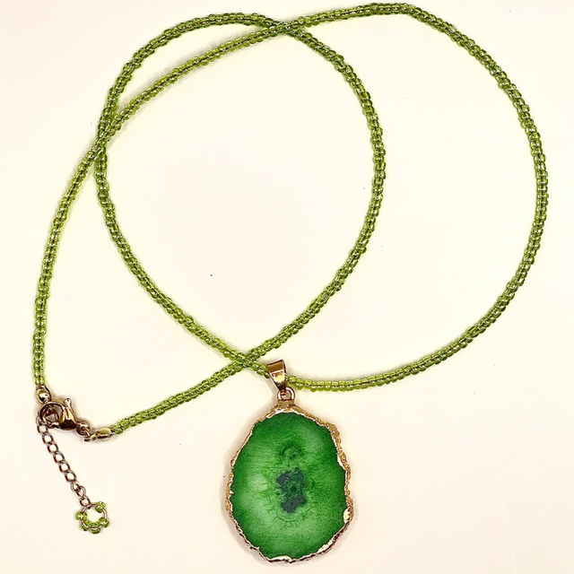 C87 - collier perles de rocaille pendentif agate teintée verte