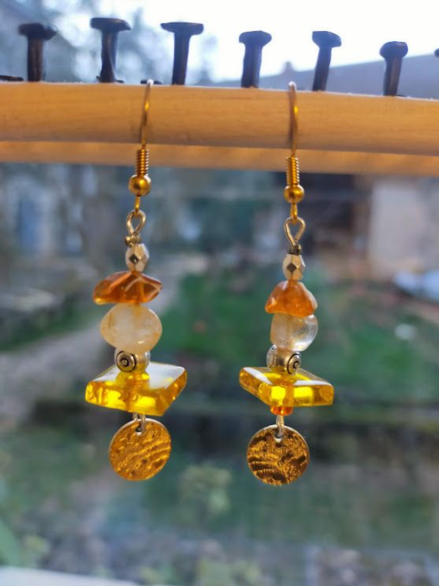 Boucles d&#039;oreilles en verre jaune d&#039;or.