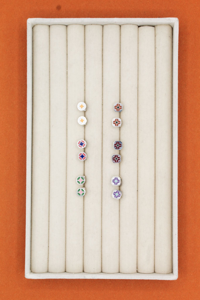 Boucles d'oreille puces émaillées fleur | Orange & vert olive