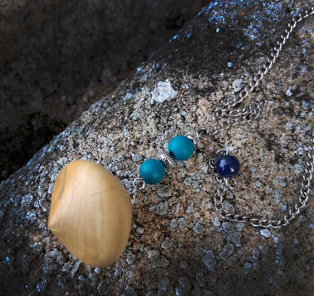 Pendule en bois et pierre, buis et Lapis lazuli