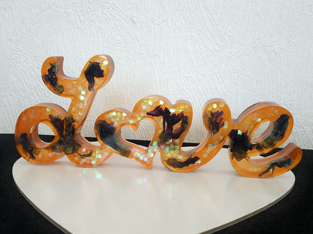 Déco LOVE orange avec fleurs violettes