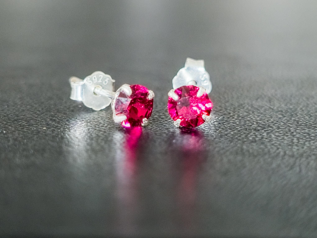 Boucles d&#039;oreilles, cristal 4mm Ruby