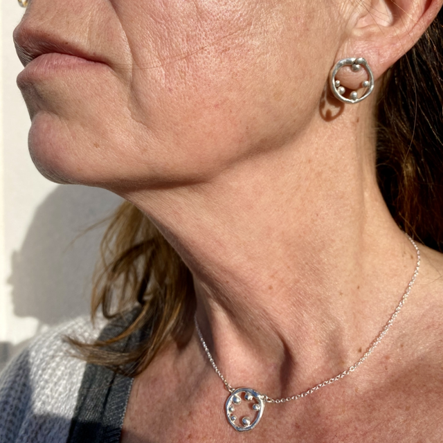 Collier tour de cou cercle et gouttes