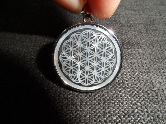 Pendentif Fleur de Vie en Nacre