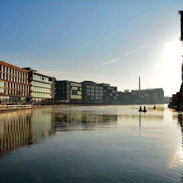 Stadthafen im Gegenlicht