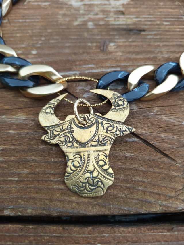 Collier en grosses mailles en acrylique Svarna Kaala