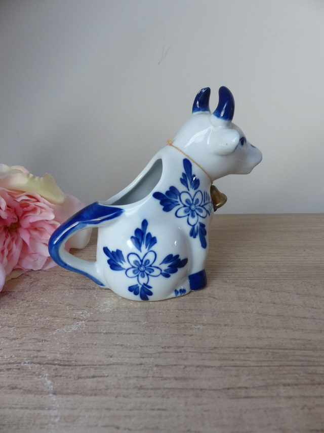 Crémier Vache avec cloche dorée Delf Blue – Pot à lait en céramique peint main – Artisanat hollandais vintage cuisine rétro ou collection