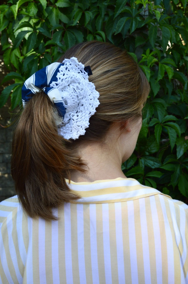 Cotton scrunchie with doily