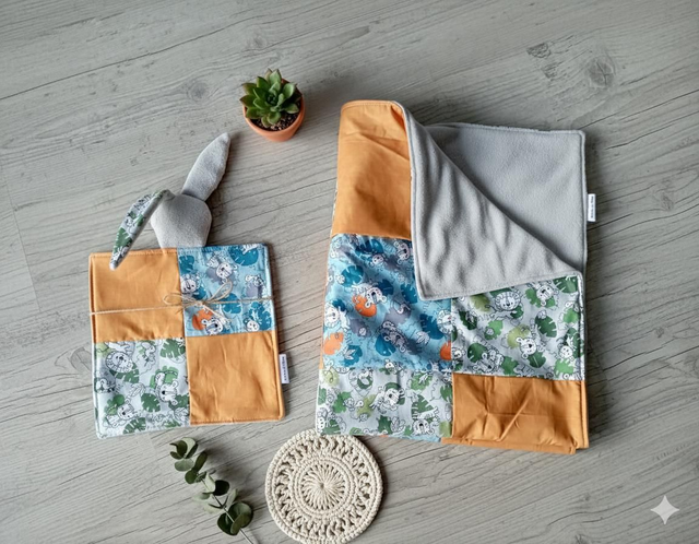 Couverture patchwork et son doudou.