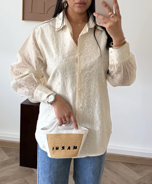 61-0. Chemise broderie anglaise