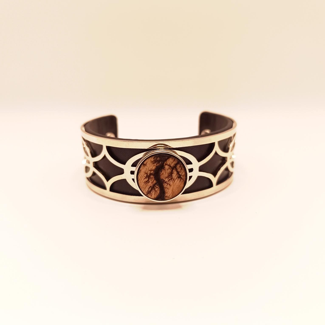 Manchette en cuir , acier inoxydable et cabochon en erable 
