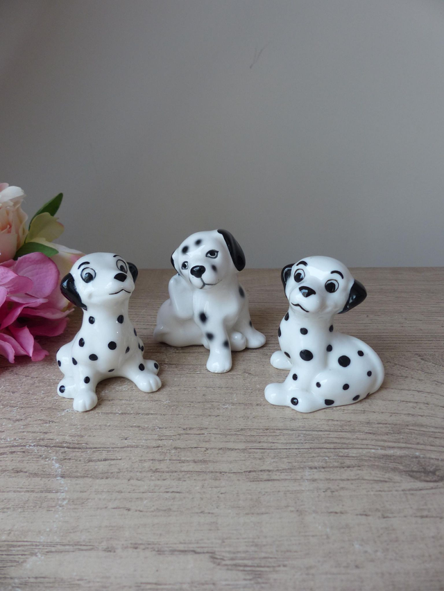 Ensemble de trois figurines miniatures chiens dalmatiens en céramique vintage, famille de chiots cadeau collection décoration chambre enfant