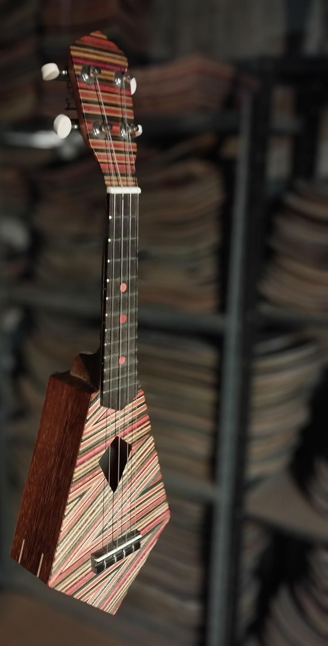 Ukulele électro-acoustique (sur commande)