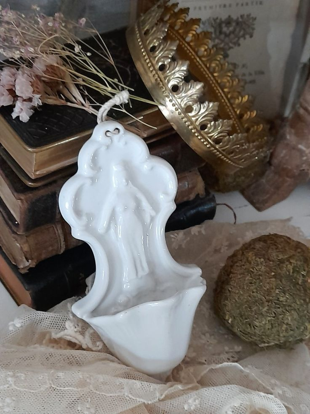 Bénitier ancien en porcelaine 