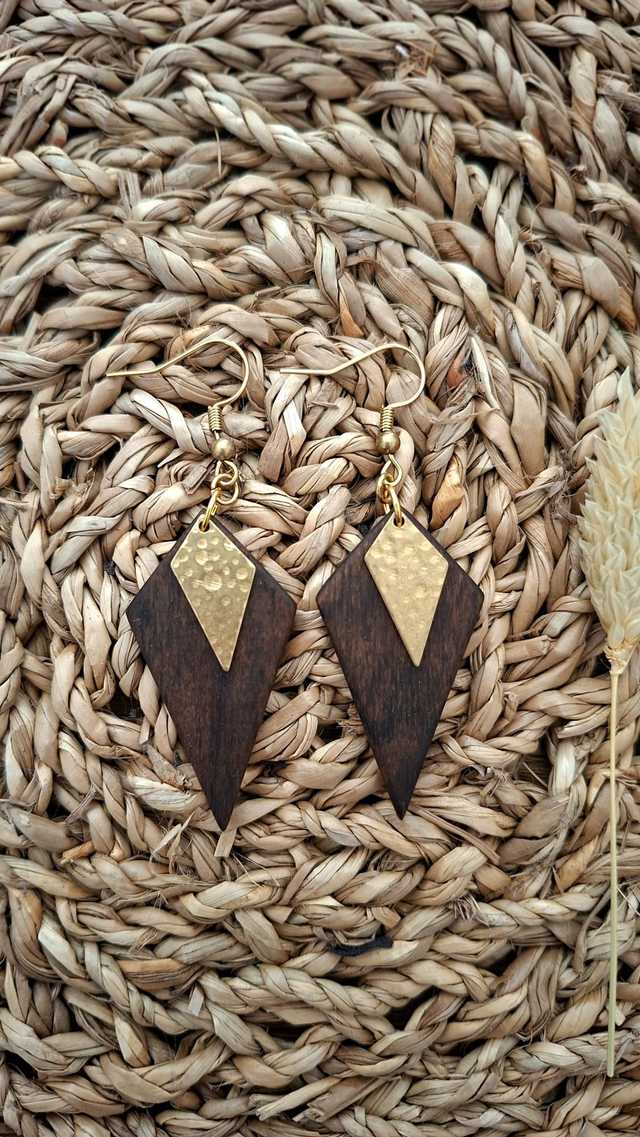 Feine Holzohrringe natürlich gefertigt