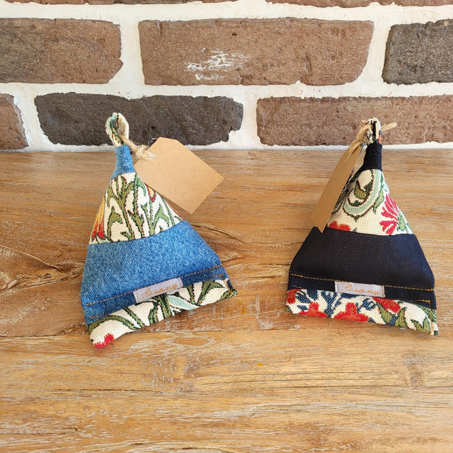 Support de téléphone en jean upcyclé - motif tapisserie 