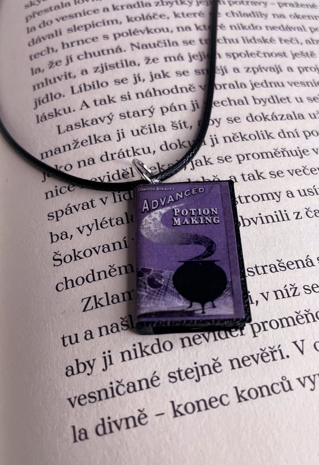 Náhrdelník mini knížka Pokročilé míchání lektvarů