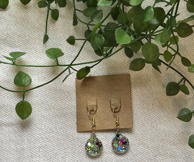 Boucles d’oreilles résine boule de Noël multicolores 