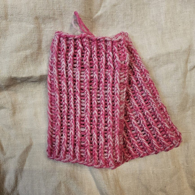 Ranteenlämmittimet jämälangoista - Wrist warmers from leftover yarn, size M