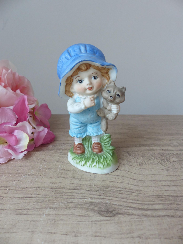 Figurine vintage en biscuit de porcelaine – Petit garçon avec son chiot dans les bras, statuette peinte à la main décoration tendre et rétro